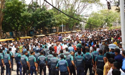 বিক্ষুব্ধ হকারদের নগর ভবন ঘেরাও