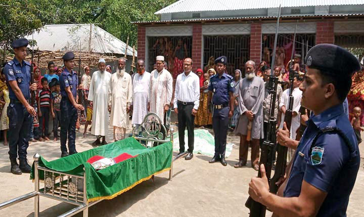 বীর মুক্তিযোদ্ধা মোকাম্বর আলীকে রাষ্ট্রীয় মর্যাদায় দাফন