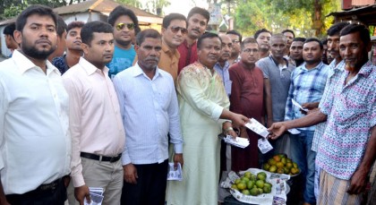 বগুড়া ২০ নং ওয়ার্ডে নৌকা মার্কায় ভোট চেয়ে জেলা কৃষকলীগের লিফলেট বিতরন