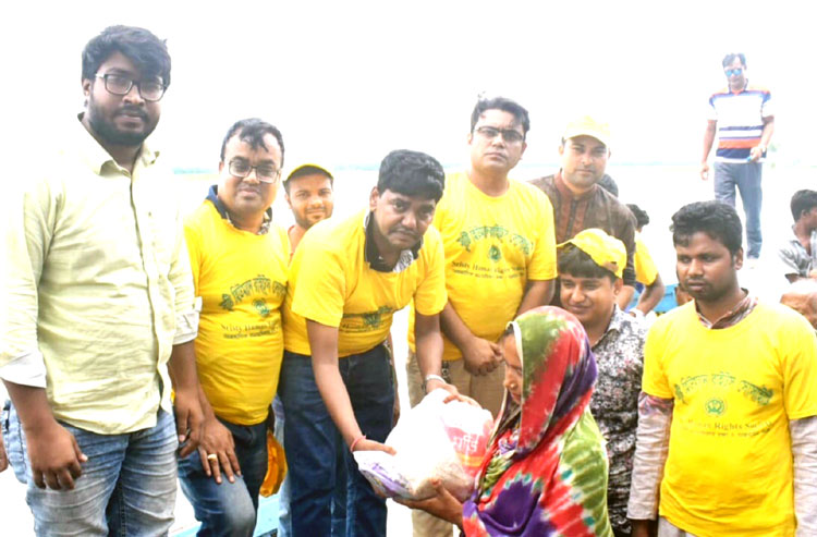 বগুড়া সারিয়াকান্দিতে সৃষ্টি হিউম্যান রাইটস সোসাইটি’র উদ্দ্যোগে বর্নাত্যদের মাঝে ত্রাণ বিতরণ অনুষ্ঠিত