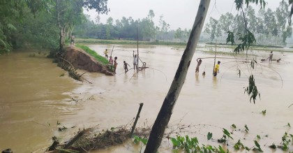 বগুড়ায় পানি কমছে আর দুর্ভোগের চিত্র ফুটে উঠছে