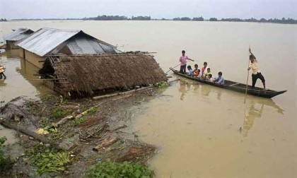 বগুড়ায় বন্যায় ৫ হাজার পুকুরের 
অর্ধশত কোটি টাকার মাছ ভেসে গেছে