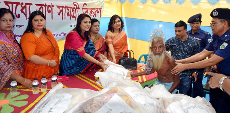 বগুড়া জেলা পুলিশ নারী কল্যাণ সমিতির 
উদ্যোগে ধুনটে ত্রাণ সামগ্রী বিতরণ