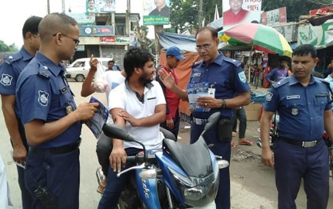 পলাশবাড়ীতে নিরাপত্তার ব্যাপারে সর্তকতা মুলক লিফলেট বিতরন