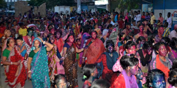 সিঁদুরে রাঙিয়ে নাচে গানে আর আনন্দে বগুড়ায় প্রতিমা বিসর্জন