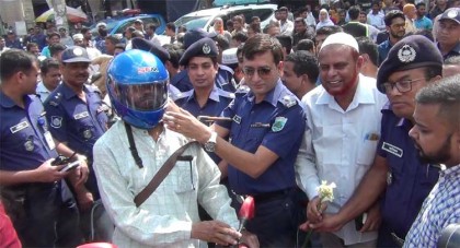 জয়পুরহাটে বৈধ মোটর সাইকেল চালকদের হেলমেট বিতরণ করেছে - পুলিশ সুপার