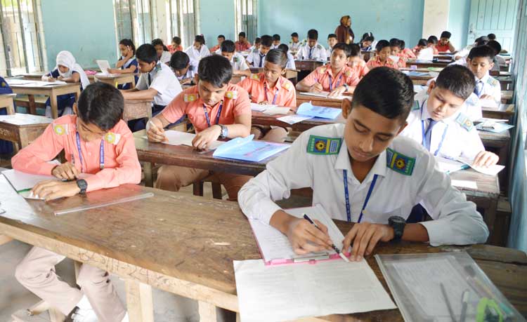 বগুড়ায় পিইসি পরীক্ষার প্রথমদিনে
অনুপস্থিত ২ হাজার ৬১৬জন 