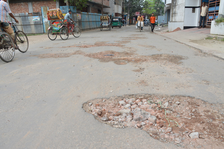 চলাচলের অযোগ্য বগুড়া পৌরসভার সড়ক 