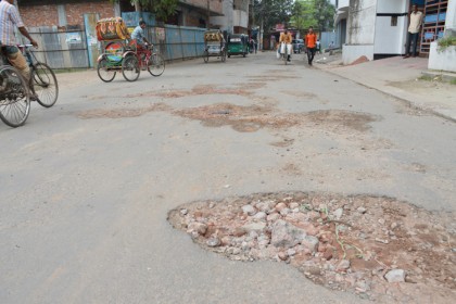 চলাচলের অযোগ্য বগুড়া পৌরসভার সড়ক 