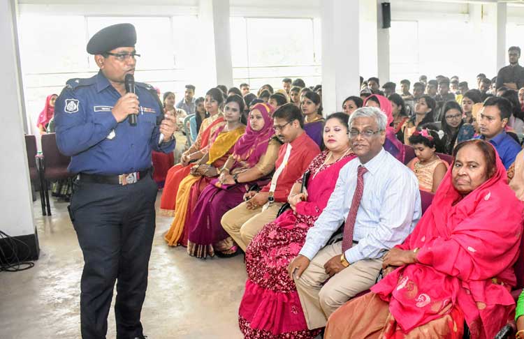 বগুড়ায় শিক্ষার্থীদের সাথে নিয়ে সুন্দর সমাজ গড়ার প্রত্যেয়ে সদর ওসি’র ব্যতিক্রমী উদ্যোগ