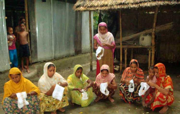 নারী কর্ম সংস্থানের নবদিগন্ত
কাউনিয়ার নারীদের কাঁরু খঁচিত টুপি রপ্তানি হচ্ছে ভিন দেশে