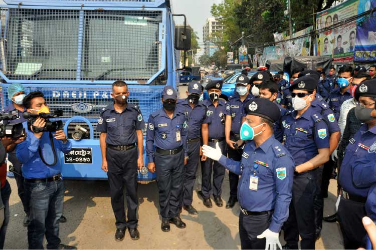 বগুড়ায় জলকামান দিয়ে পুরো শহরে জীবানুনাশক 
ছিটিয়ে পরিচ্ছন্নতা কার্যক্রমের উদ্বোধন জেলা পুলিশের