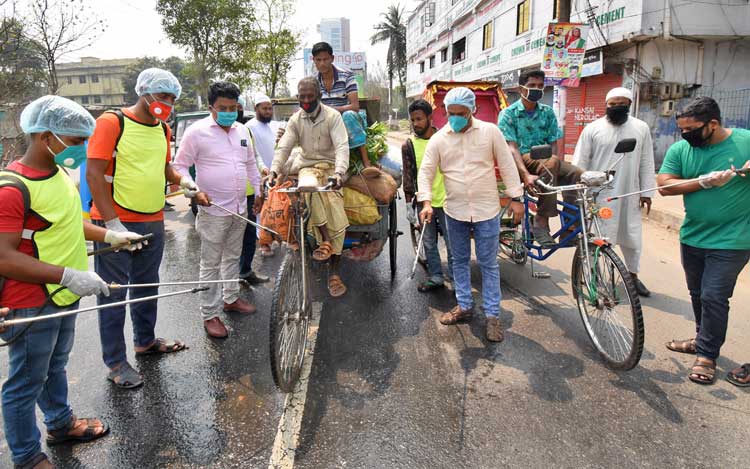 করোনাভাইরাস প্রতিরোধে বগুড়া শহরের বিভিন্ন
এলাকায় জীবাণুনাশক ছিটাচ্ছে বিডিইও