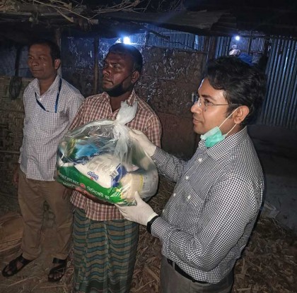 হাকিমপুরে রাতে বাড়ি বাড়ি গিয়ে খাদ্য পৌঁছে দিলেন ইউএনও