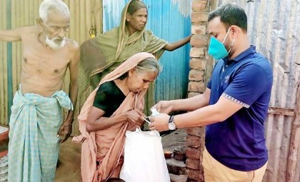 বগুড়ায় খাদ্য সামগ্রী নিয়ে দরিদ্রদের বাড়ীতে 
বিডিইও নির্বাহী পরিচালক আ’লীগ নেতা জুয়েল