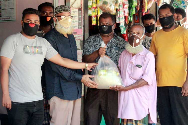 বগুড়া ফুলতলায় শতাধিক মানুষের ঘরে
খাদ্যসামগ্রী পৌঁছে দিলেন তরুণ ব্যবসায়ী আহসান