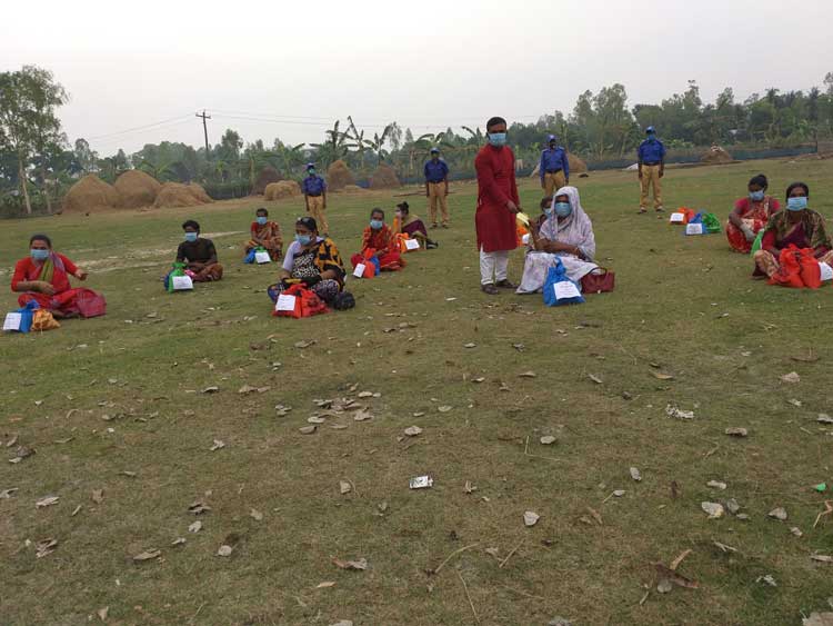 চেয়ারম্যানের যোমজ দুই মেয়ের ব্যক্তিগত  তহবিল থেকে নগদ অর্থ ও খাদ্য সামগ্রী বিতরণ