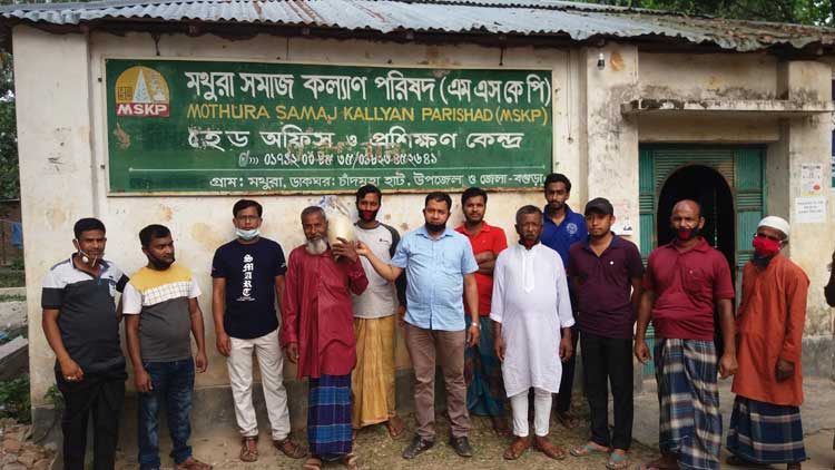 করোনা ভাইরাস মোকাবেলায় বগুড়া সদরের মথুরা সামজ কল্যাণ পরিষদের
নিজস্ব অর্থায়নে অসহায় ও দরিদ্রদের মাঝে খাদ্য সামগ্রী বিতরণ