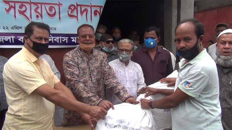 জয়পুরহাটে কর্মহীন শ্রমিকদেরকে খাদ্যসামগ্রী বিতরণ