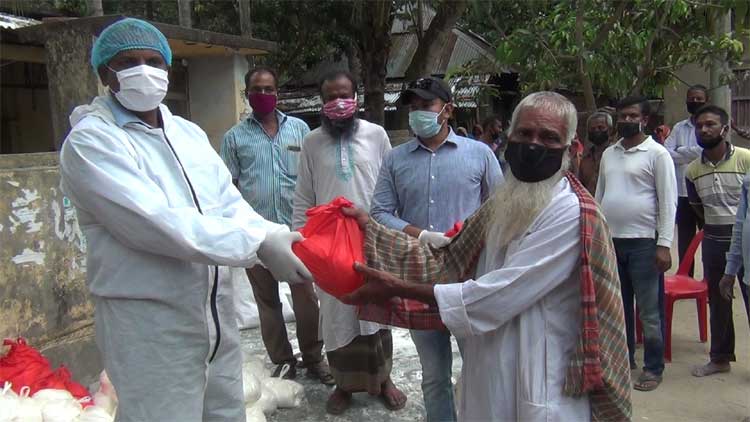 জয়পুরহাটে  কর্মহীন মানুষের মাঝে আওয়ামীলীগ নেতার খাদ্য সামগ্রী বিতরণ