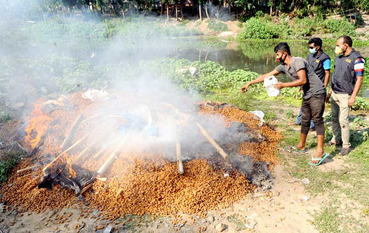 বগুড়ায় ২ হাজার ৪০০ কেজি মেয়াদোত্তীর্ন 
খেজুর উদ্ধারের পর নষ্ট করে ফেলা হলো 