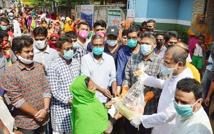 বগুড়া জেলা আওয়ামী লীগের উদ্যোগে
কর্মহীনদের মাঝে খাদ্য সহায়তা প্রদান