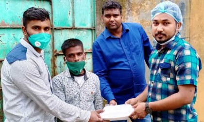 বগুড়ায় ৩’শ কর্মহীন রোজাদার পরিবারে 
ইফতার পৌঁছে দিলো জেলা ছাত্রলীগ