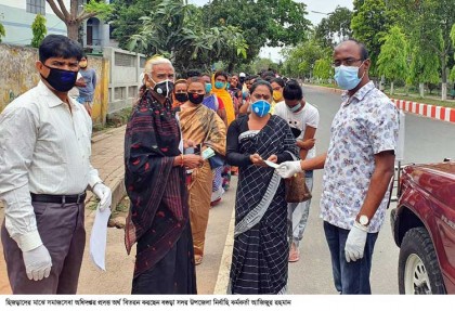 ৩৩৩ এ ফোন পেয়ে ৮০০ পরিবারে
খাদ্য দিলেন বগুড়া সদর ইউএনও 