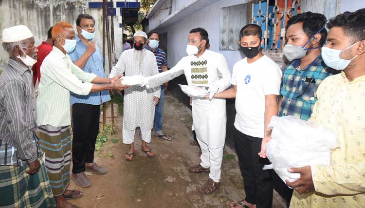 সাবেক ছাত্রনেতা জুয়েলের উদ্যোগে
৯নং ওয়ার্ডে ইফতার সামগ্রী বিতরণ