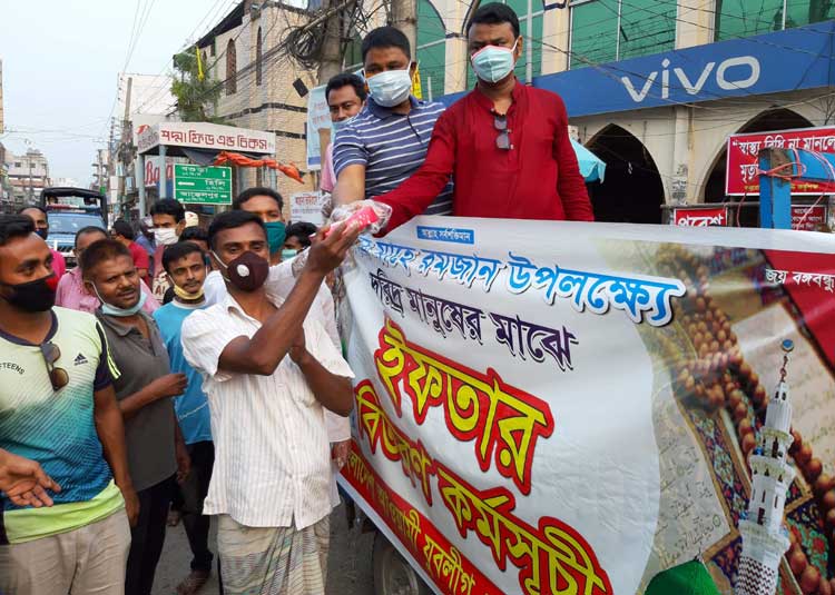  ‘জয়পুরহাট জেলা যুবলীগের ইফতার বিতরন’