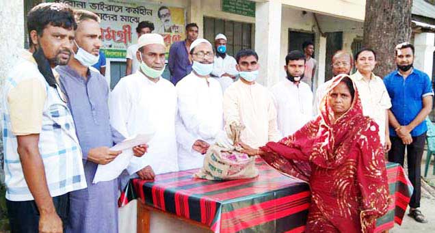 শেরপুরে বিদ্যালয় ম্যানেজিং কমিটির খাদ্য বিতরণ