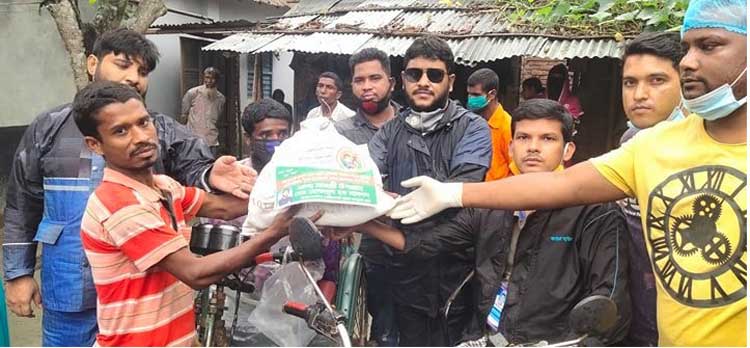 জয়পুরহাটে প্রতিবন্ধীদের  মাঝে ছাত্রদল নেতা আদনানের খাদ্য সামগ্রী বিতরণ