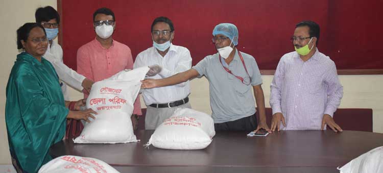 ‘জয়পুরহাট জেলা পরিষদের উদ্যোগে সাংস্কৃতিক কর্মীদের ঈদুল ফিতর উপলক্ষে শুভেচ্ছা উপহার প্রদান।’ 