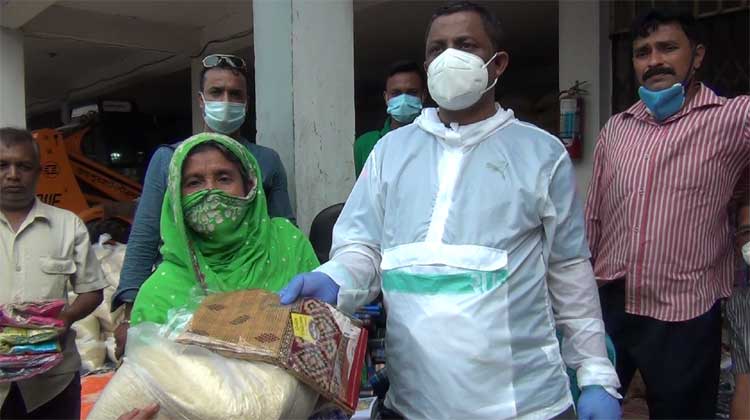 জয়পুরহাটে  ৪ হাজার পরিবারে ঈদ উপহার দিলেন পৌর মেয়র 