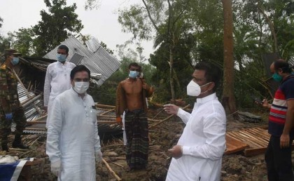 জয়পুরহাটে হুইপ স্বপনের ঘূর্ণিঝড়ে ক্ষতিগ্রস্থ এলাকা পরিদর্শন