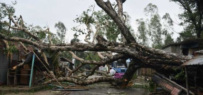 একদিন না পেরোতেই আবারো শক্তিশালী টর্ণেডোর আঘাতে
 লন্ডভন্ড জযপুরহাট! ঘরের দেয়াল চাঁপায় হত-৪