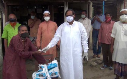 জয়পুরহাটে করোনা রোগীদের বাড়ীতে খাদ্যসামগ্রী পৌঁছে দিলেন  এমপি দুদু