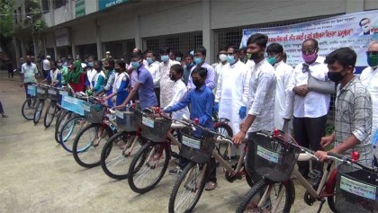 জয়পুরহাটে ক্ষুদ্র নৃ-গোষ্ঠী শিক্ষার্থীদের উপহার প্রদান