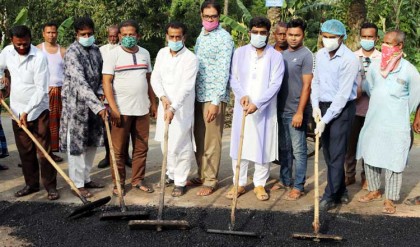 রাস্তা কার্পেটিং কাজের উদ্বোধন করলেন উপজেলা চেয়ারম্যান ছান্নু 