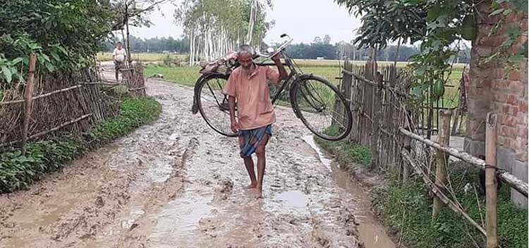 বর্ষায় দূর্ভোগ বাড়ছে গ্রামাঞ্চলের মানুষের