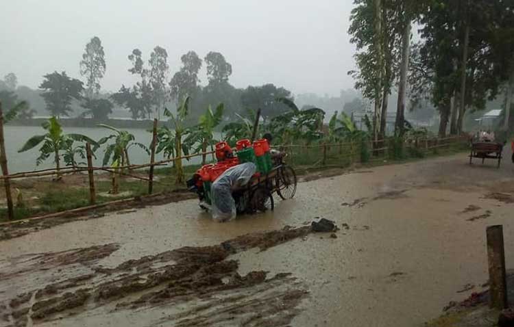 সংস্কারের ৩ মাসেই 
তাড়াশ-খালখুলা সড়ক পুকুরে পরিনত