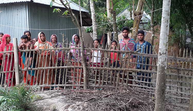 নন্দীগ্রামে ১৫ পরিবারের চলাচলের একমাত্র রাস্তায় বাঁশের বেড়া