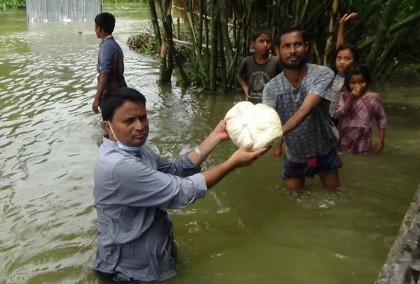 ধরলাপাড়ে পানিবন্দী মানুষকে আওয়ামী লীগ নেতার শুকনো খাবার বিতরন