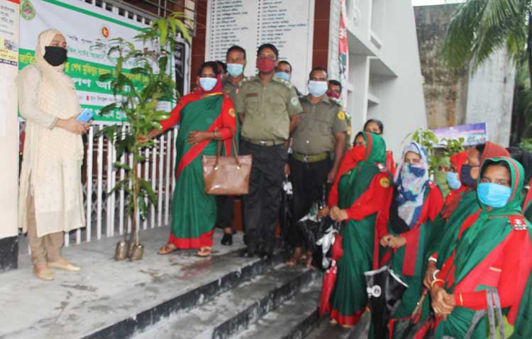 মুজিব শতবার্ষিকী উপলক্ষে 
কাউনিয়ায় আনসার ও ভিডিপির গাছের চারা বিতরণ