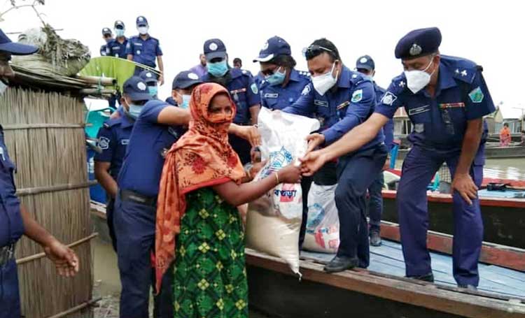 বগুড়ায় বন্যার্তদের মাঝে 
জেলা পুলিশের ত্রান বিতরন