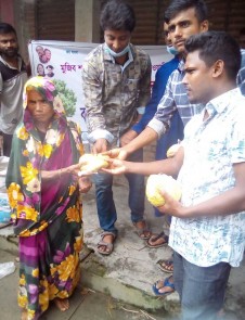 সুন্দরগঞ্জে বানভাসিদের মাঝে যুবলীগের ত্রাণ বিতরণ