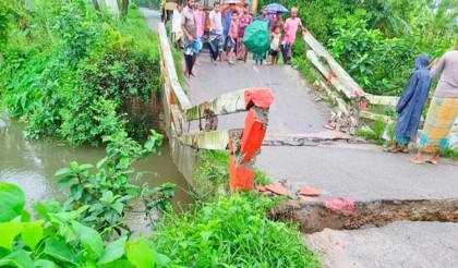 ব্রিজ ভেঙে যান চলাচল বন্ধ, বাড়ছে দূর্ভোগ