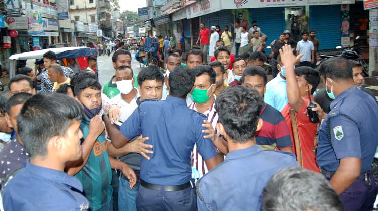 বগুড়ায় বিএনপি অফিসে চেয়ার ভাঙচুর
হট্টগোল ও ধাওয়া পাল্টা ধাওয়া