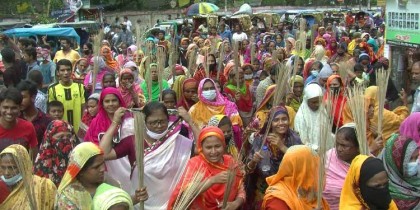 বগুড়া শহরে জেলা বিএনপির আহবায়ক এমপি সিরাজের বিরুদ্ধে ঝাড়ু মিছিল 