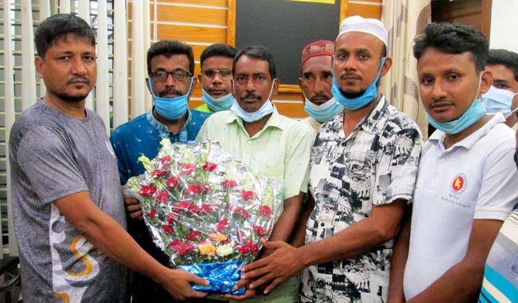 দুপচাঁচিয়া উপজেলা প্রেসক্লাবের পক্ষ থেকে নবাগত 
ওসির সঙ্গে সৌজন্য সাক্ষাত ও ফুলেল শুভেচ্ছা